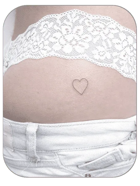 tatuaje de corazón estilo Fineline hecho por Carla en the last gallery tattoo studio Mollet del Vallès, Barcelona