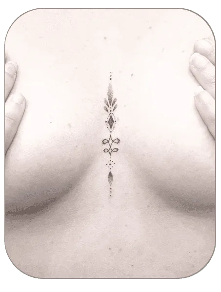 tatuaje ornamento Underboob estilo Fineline hecho por Carla en the last gallery tattoo studio Mollet del Vallès, Barcelona, tatuaje femenino y fino