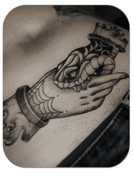 Tatuaje mano y serpiente estilo BlackWork hecho por Marc en The last gallery tattoo Mollet del Vallès, Barcelona