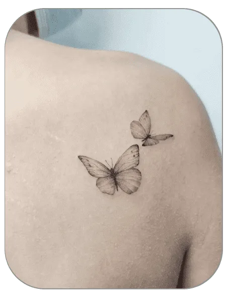 tatuaje mariposas estilo Fineline hecho por Carla en the last gallery tattoo studio Mollet del Vallès, Barcelona, tatuaje femenino