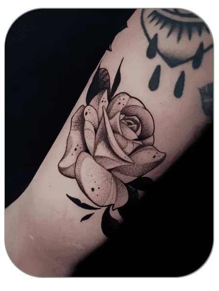 Tatuaje rosa estilo BlackWork hecho por Marc en The last gallery tattoo Mollet del Vallès, Barcelona