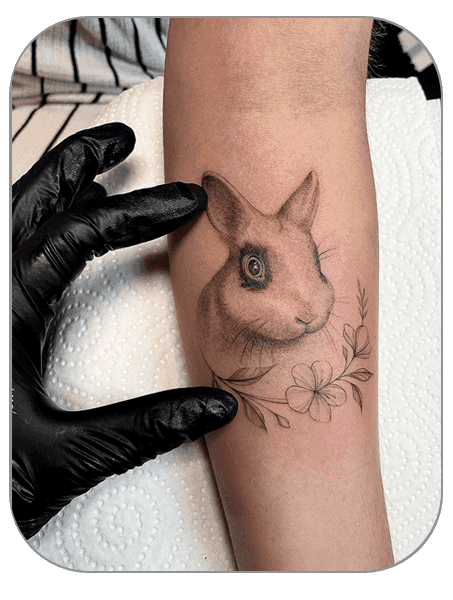 tatuaje conejo estilo Fineline hecho por Carla en the last gallery tattoo studio Mollet del Vallès, Barcelona, tatuaje femenino y fino