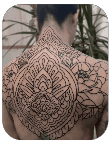 tatuaje espalda ornamental hecho por Alba en the last gallery tattoo studio Mollet del Vallès, Barcelona, tatuaje femenino