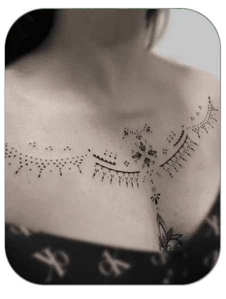 tatuaje tribal ornamental en clavícula hecho por Alba en The last gallery tattoo studio en Mollet del Vallés , Barcelona