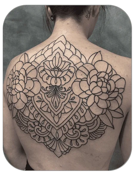 tatuaje lineal ornamental en espalda hecho por Alba en The last gallery tattoo studio en Mollet del Vallés , Barcelona