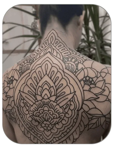 tatuaje ornamental floral y lineal en espalda hecho por Alba en The last gallery tattoo studio en Mollet del Vallés , Barcelona