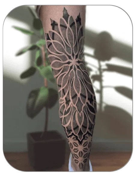 tatuaje dot work con patrones en pierna hecho por Alba en The last gallery tattoo studio en Mollet del Vallés , Barcelona