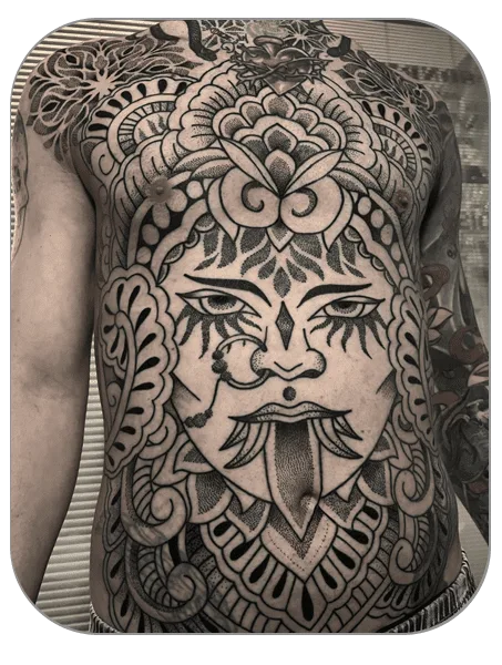 tatuaje ornamental en torso hecho por Alba en The last gallery tattoo studio en Mollet del Vallés , Barcelona