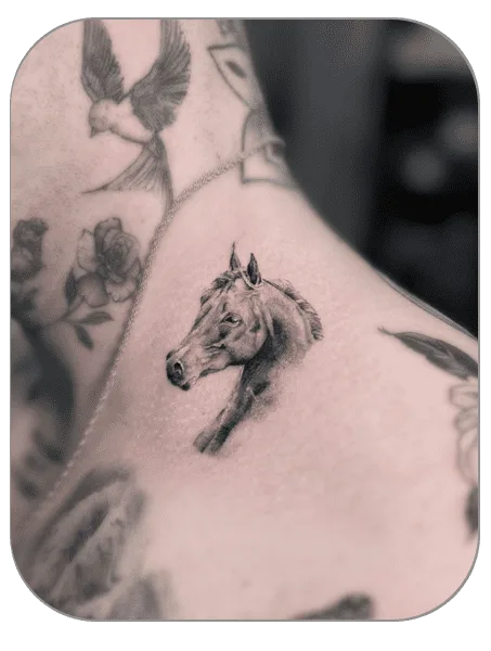 tatuaje de caballo estilo micro realista hecho por Alice en the last gallery tattoo studio Mollet del Vallès, Barcelona, tatuaje fino y elegante