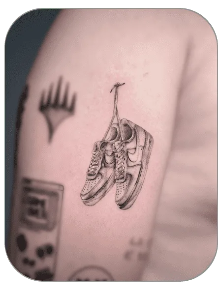 tatuaje de bambas nike estilo micro realista hecho por Alice en the last gallery tattoo studio Mollet del Vallès, Barcelona, tatuaje fino y elegante
